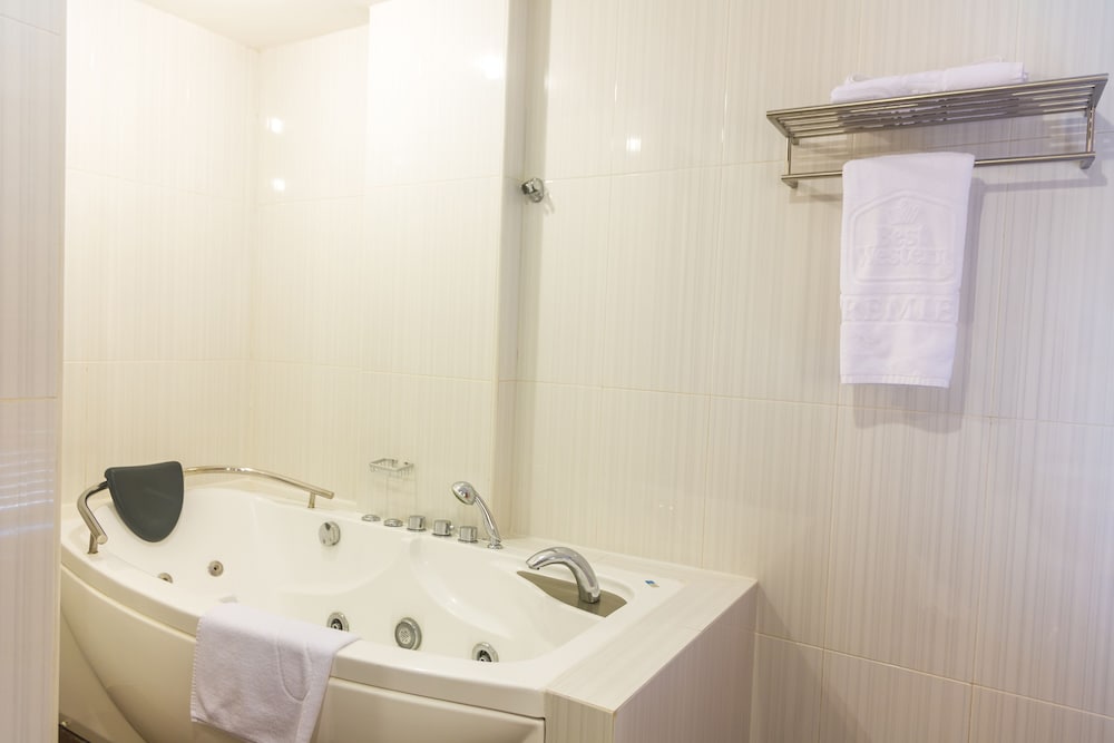 Suite, 1 King Bed, Non Smoking, Kitchenette photo 3