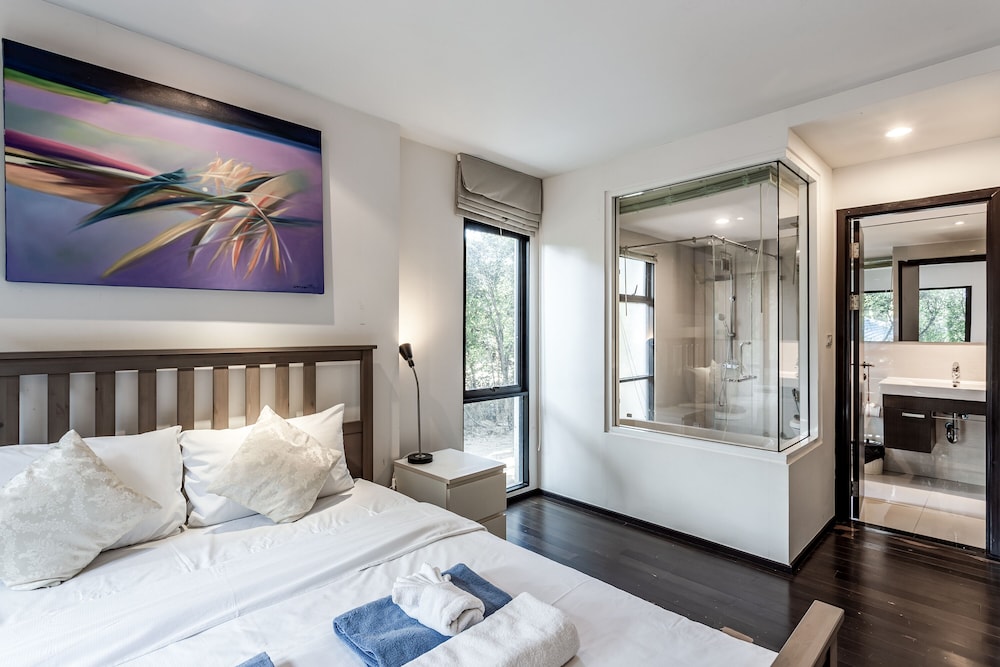 Classic Apartment, 1 Queen Bed, Garden View photo 3