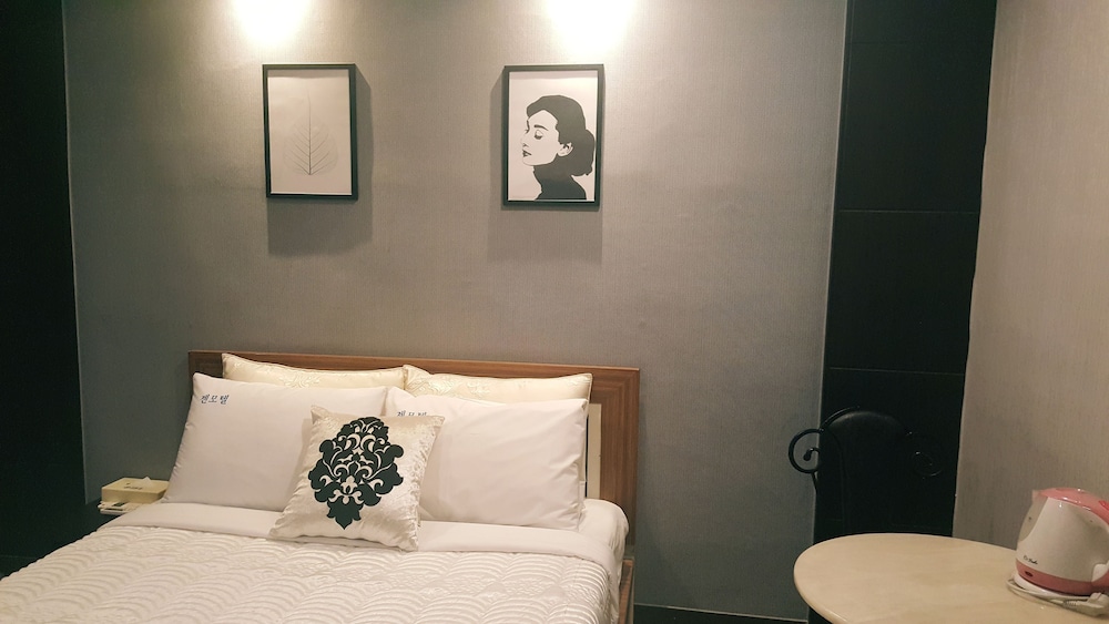 Basic Double Room, 1 Queen Bed photo 2