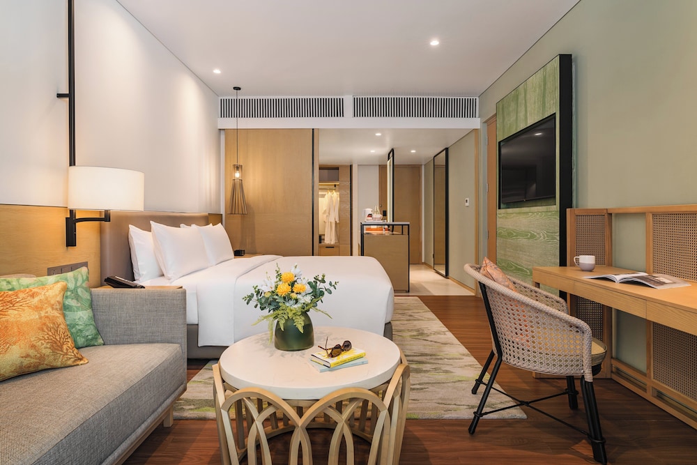 Standard Room, 1 King Bed (Pond View) - Photo 4