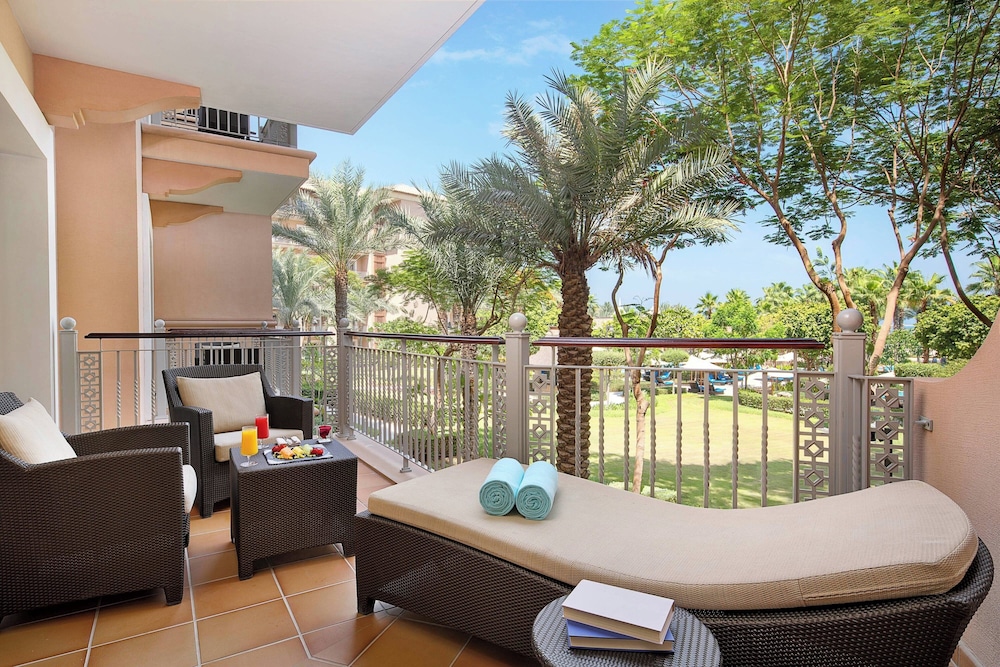 Suite, 1 King Bed, Garden View (Balcony) - Photo 2