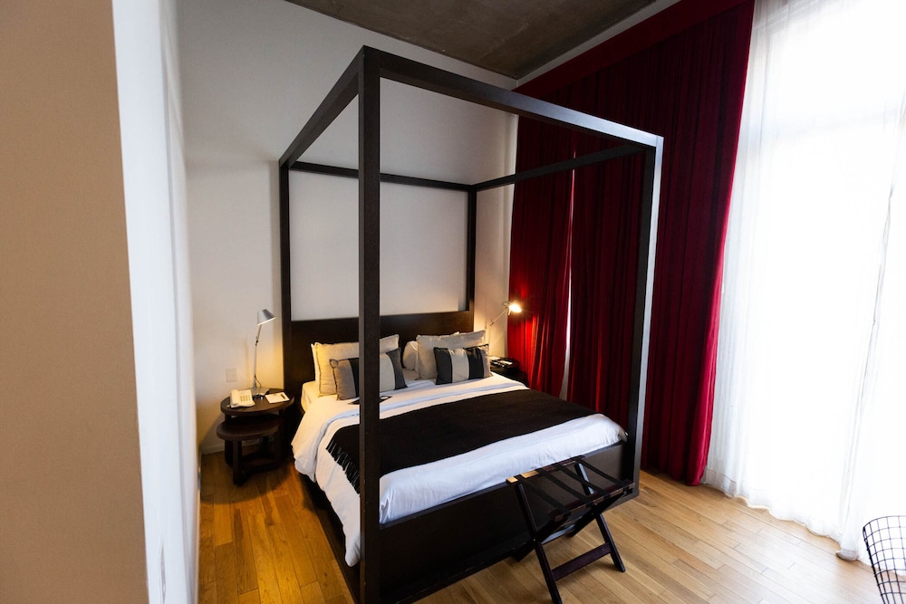 Room, 1 Queen Bed, Balcony (Colonial)