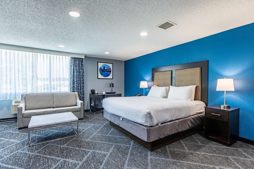 Executive Room, 1 King Bed, Non Smoking, Refrigerator & Microwave (Shower Only;with Single Sofabed) - Photo 2