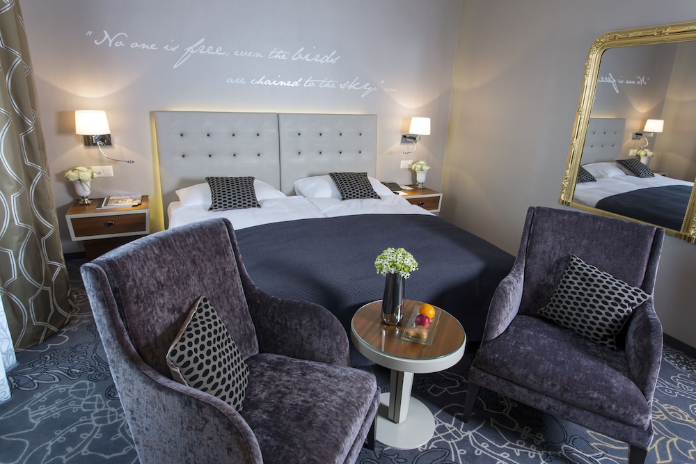 Lifestyle Living Suite - Photo 1