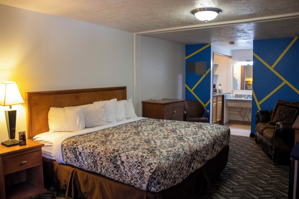 Single Room, 1 King Bed, Non Smoking, Kitchenette