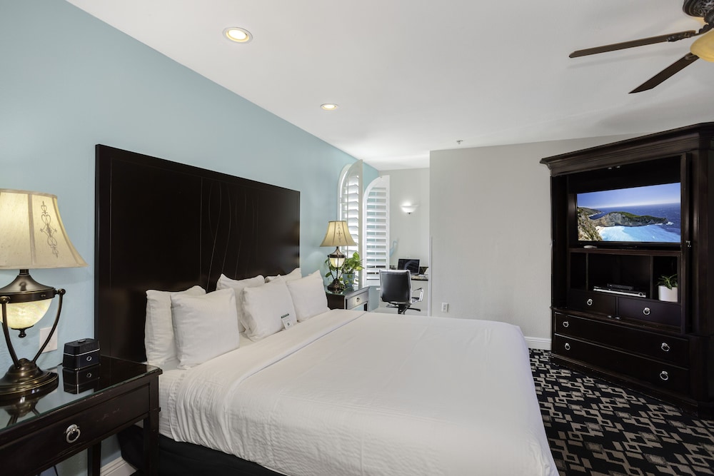 Suite, 1 King Bed with Sofa bed, Balcony photo 2