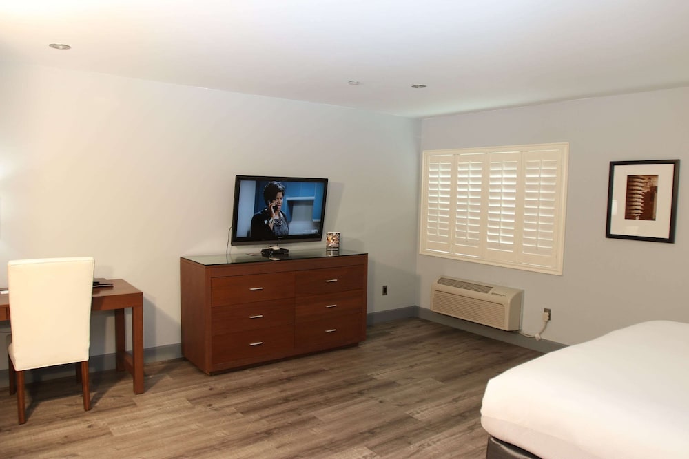 Basic Suite, 1 King Bed, Non Smoking - Photo 5