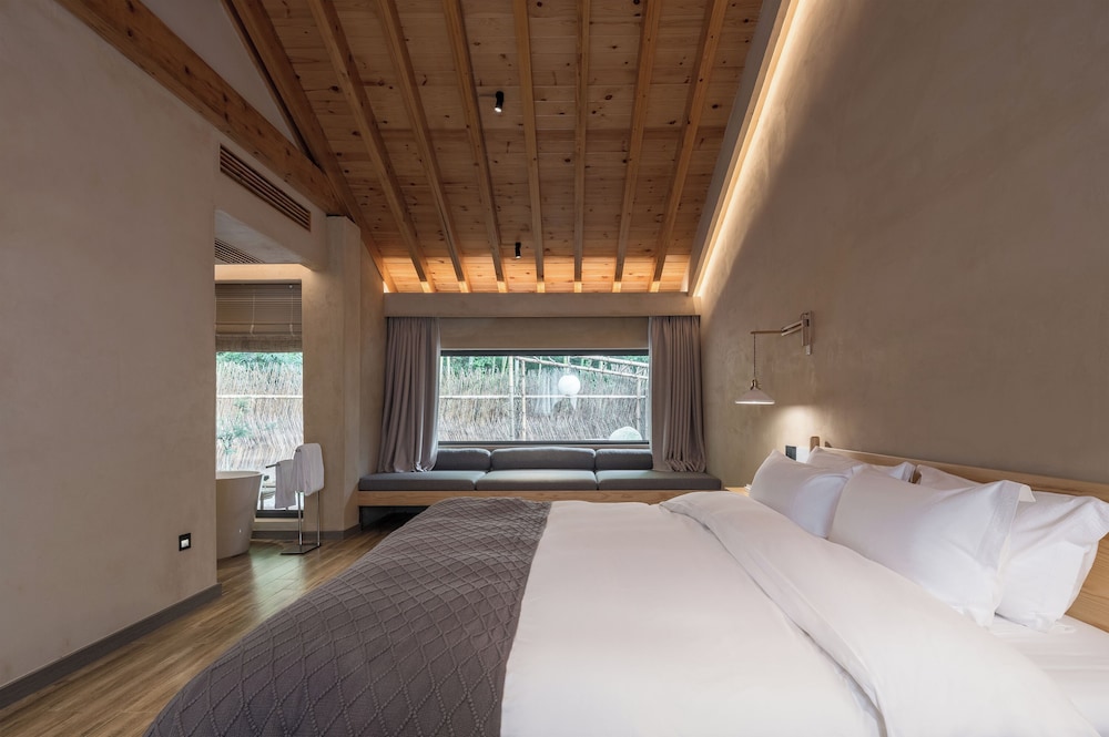 Comfort Double Room, Bathtub