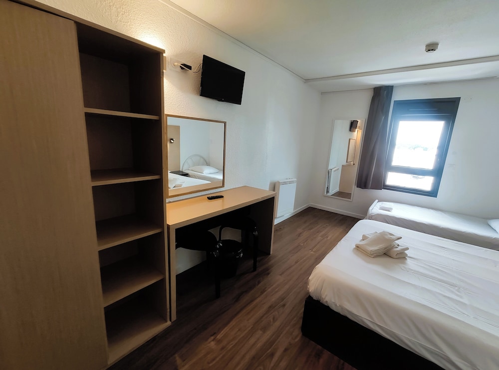 Economy Triple Room photo 2