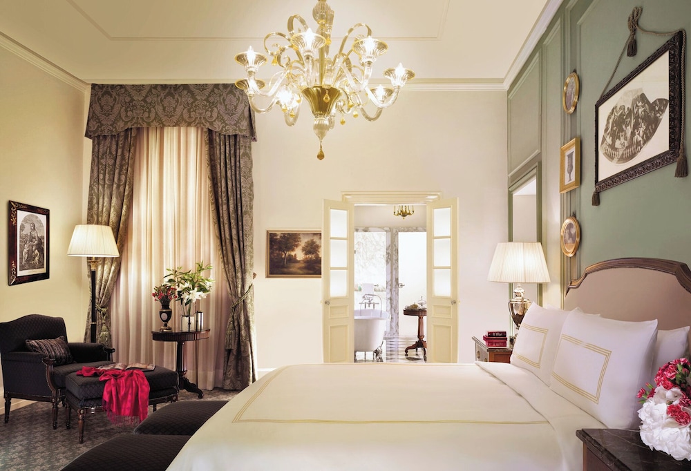 Standard Suite, 1 King Bed thumbnail 5
