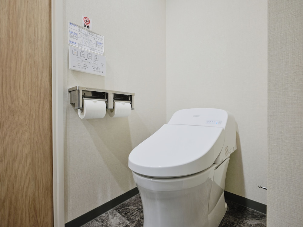Standard Twin Room, Non Smoking (with Extra Bed) thumbnail 6