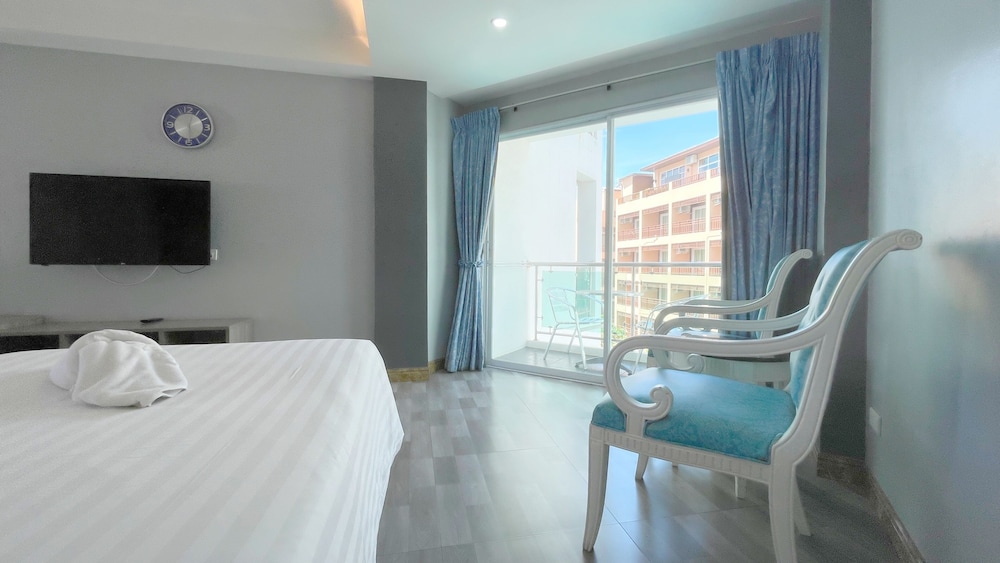 Deluxe Triple Room, Pool View - Photo 4