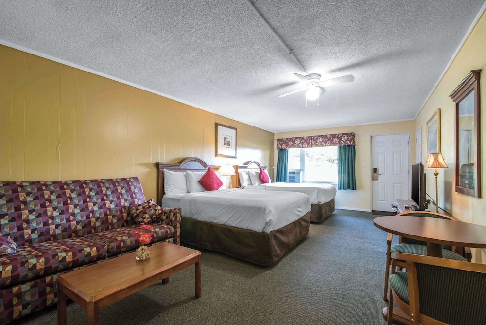 Suite, Multiple Beds, Non Smoking photo 2