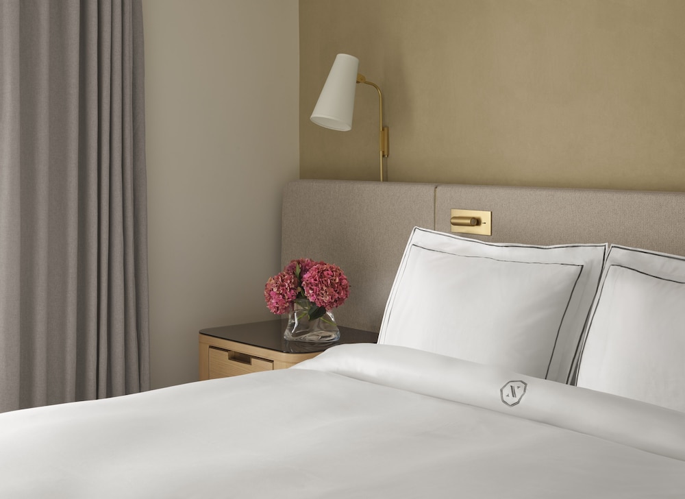 Room, 1 King Bed (Newbury) thumbnail 5