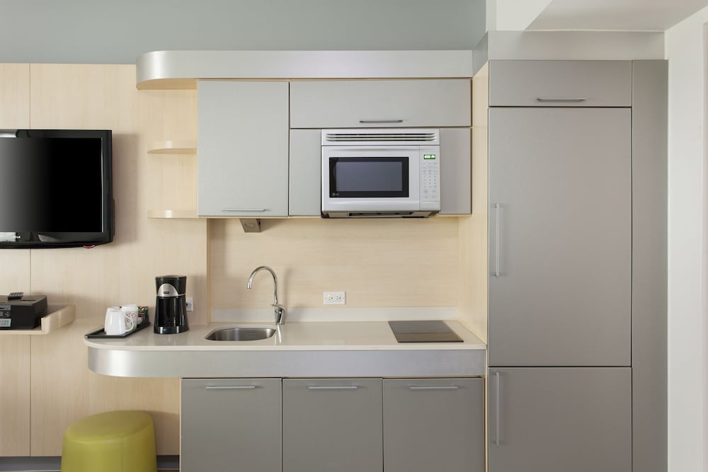 Suite, 1 Bedroom, Non Smoking, City View (Mobility Accessible, Roll-In Shower) photo 2