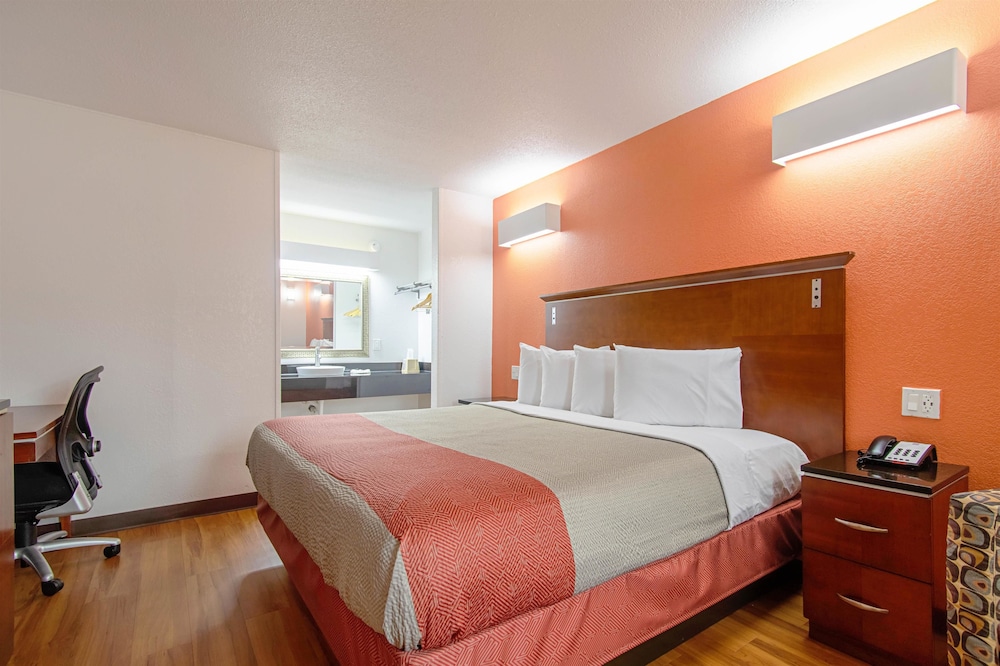 Standard Room, 1 King Bed, Non Smoking, Refrigerator & Microwave - Photo 14
