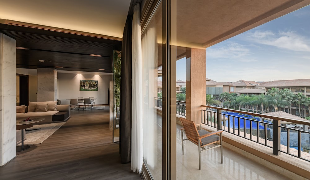 Panoramic Suite 1 King, Club Privileges, Balcony, Pool view, Kitchen photo 3