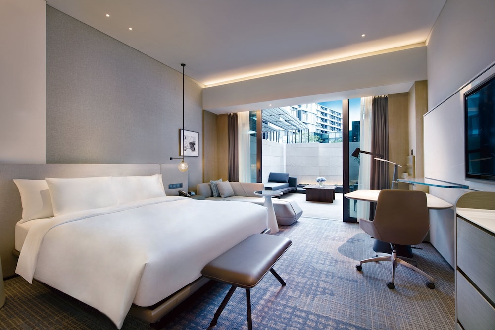 Standard Room, 1 King Bed, Club Lounge Access (Outdoor Garden)