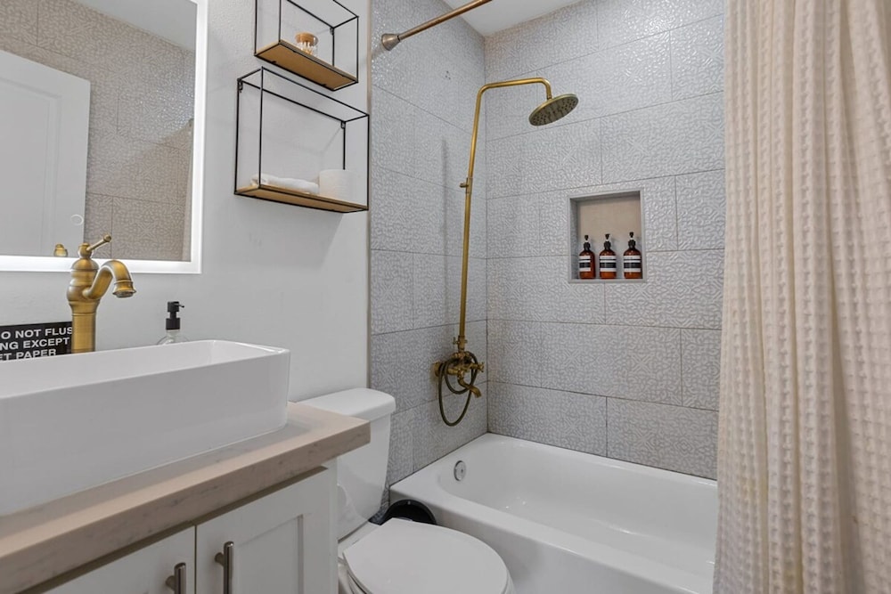 2BR Modern Living Fast Wi-fi Free Parking Full Gym, Foto 7