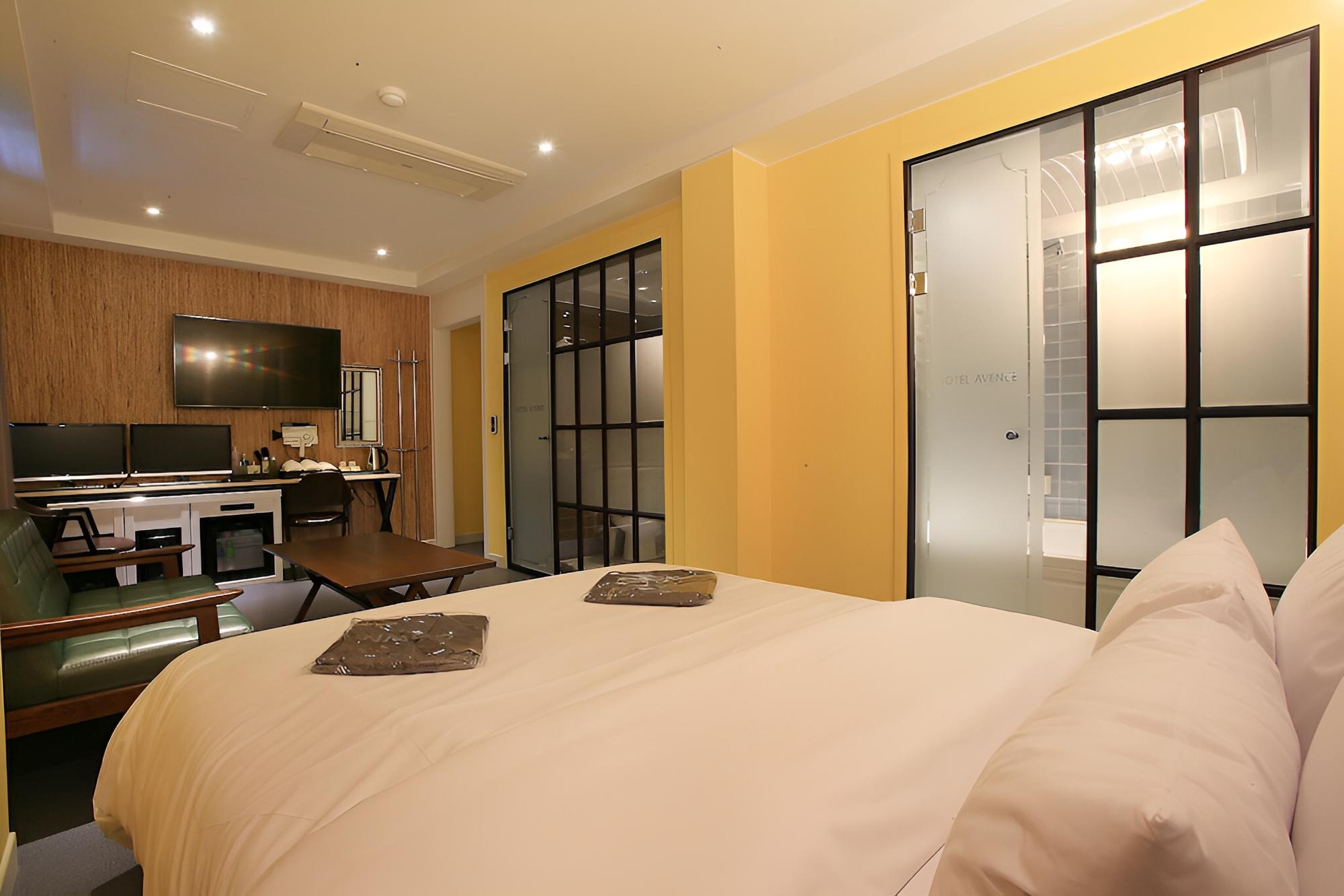 Room (Grand Suite (70-inch TV Spa or Nespre) - Photo 8