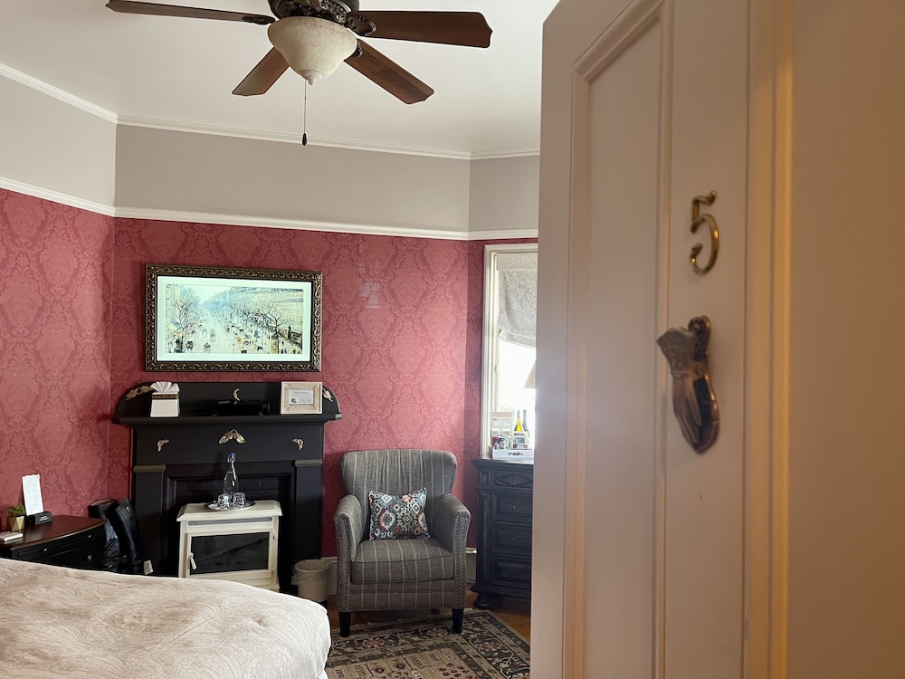 Lydia (bathroom across the hall) photo 3