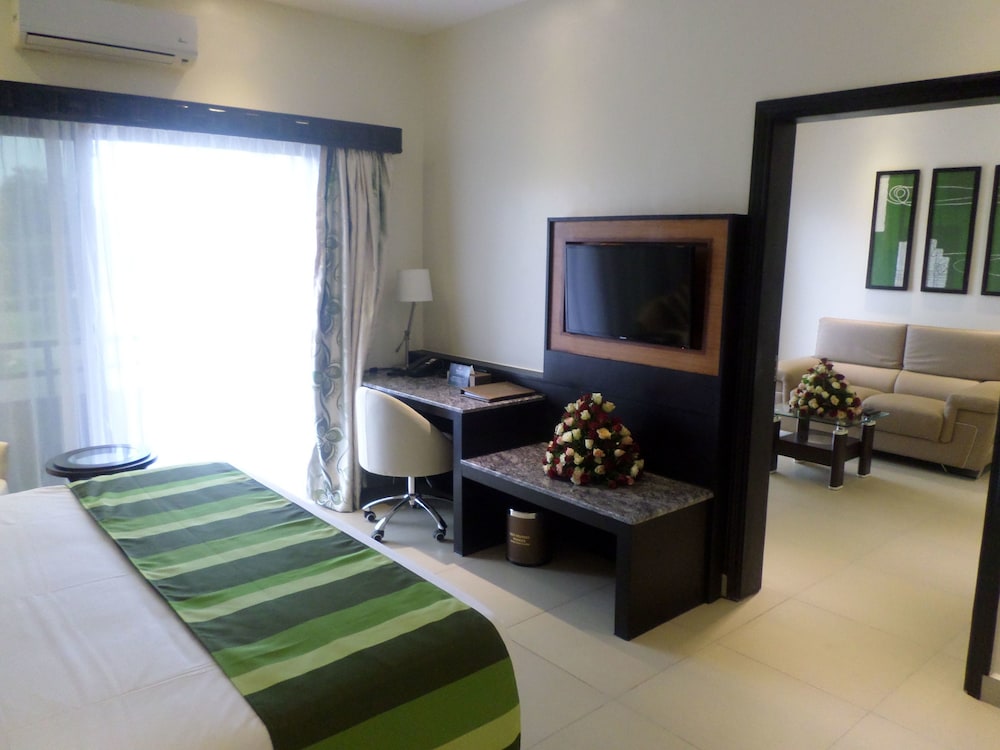 Junior Suite, 1 King Bed (Separate Living Room) photo 2