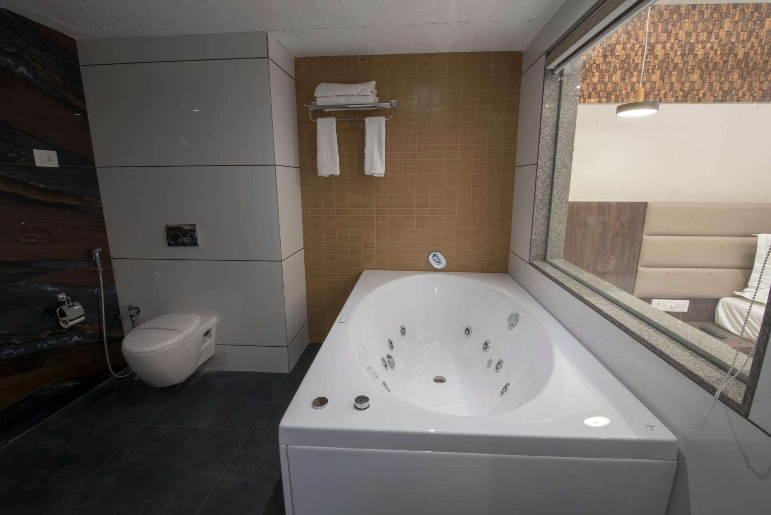 Suite - Photo 1