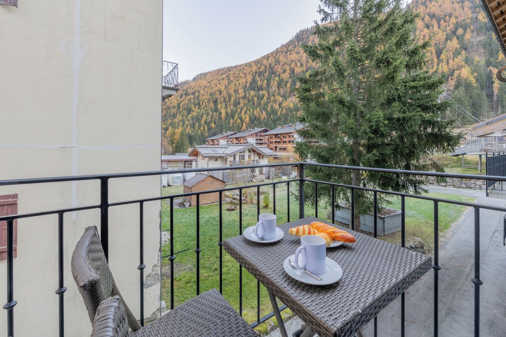 Family Apartment, Multiple Bedrooms (Vallorcine Loriaz 11 ski in / ski out) Family Apartment, Multiple Bedrooms (Vallorcine Loriaz 11 ski in / ski out)