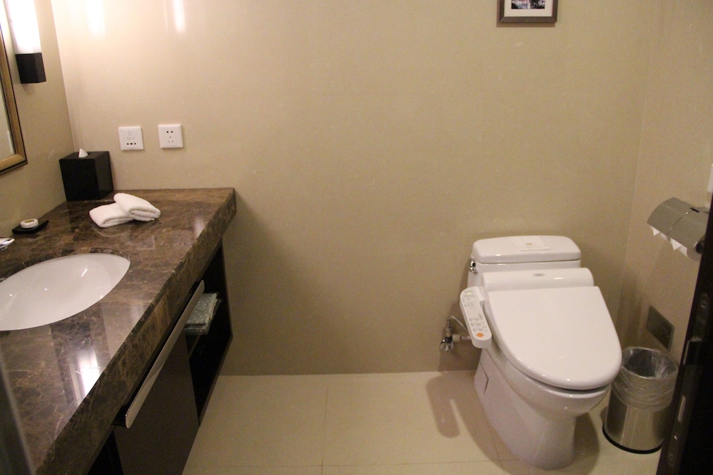 Standard Twin Room thumbnail 5