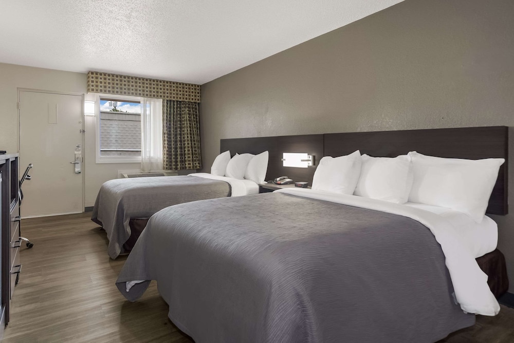 Standard Room, 2 Double Beds, Smoking photo 3