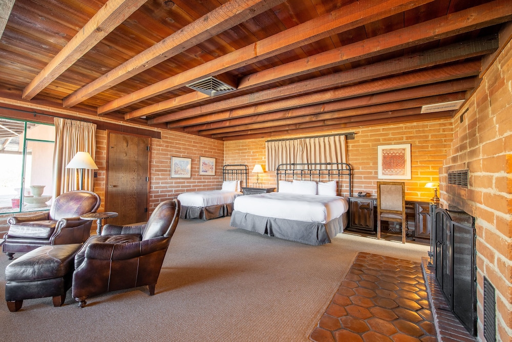 Room (Javalina Heights Casita King & Twin)