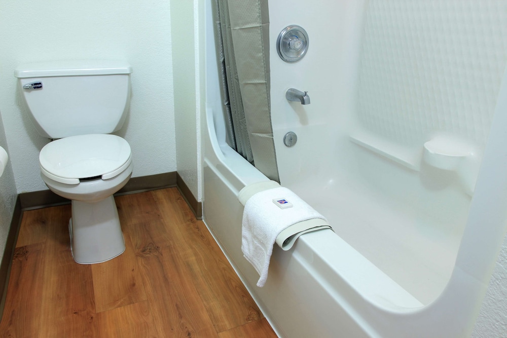 Premium Double Room, 1 Queen Bed, Non Smoking, Refrigerator & Microwave photo 3