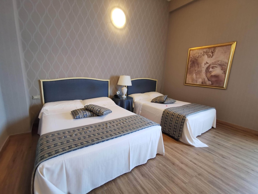 Essential Triple Room - Photo 3