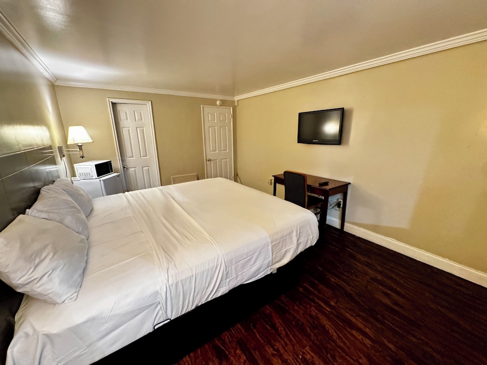 Room, 1 Queen Bed photo 2