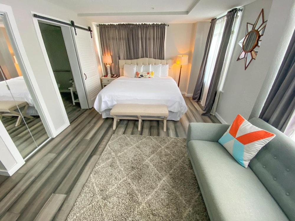 Luxury Room, 1 King Bed, Accessible photo 3