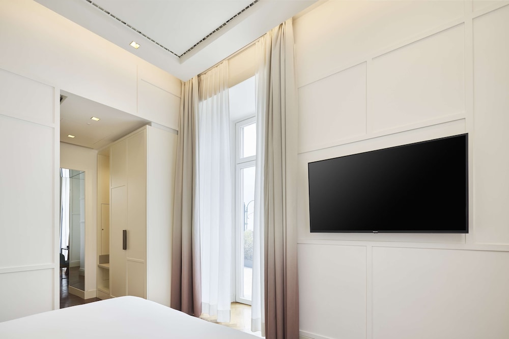 Junior Suite, 1 King Bed, Terrace, Sea View thumbnail 6