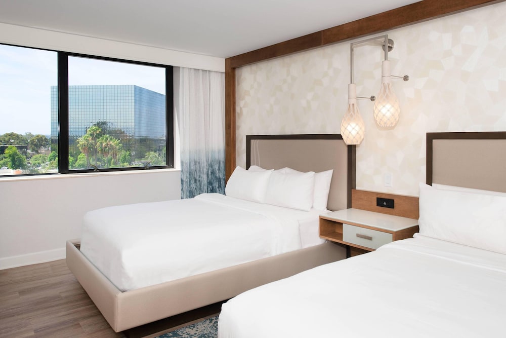 Room, 2 Queen Beds, Pool View - Photo 1