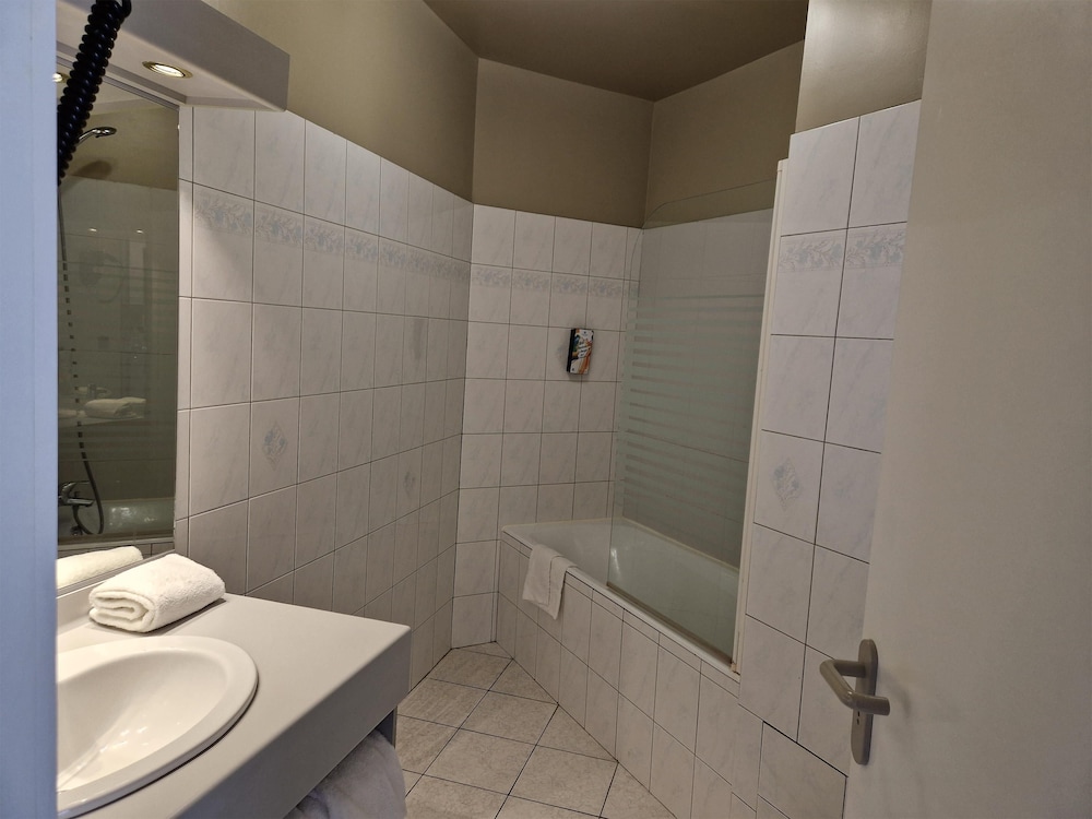 Standard Room, 1 Queen Bed, Non Smoking, Terrace - Photo 5