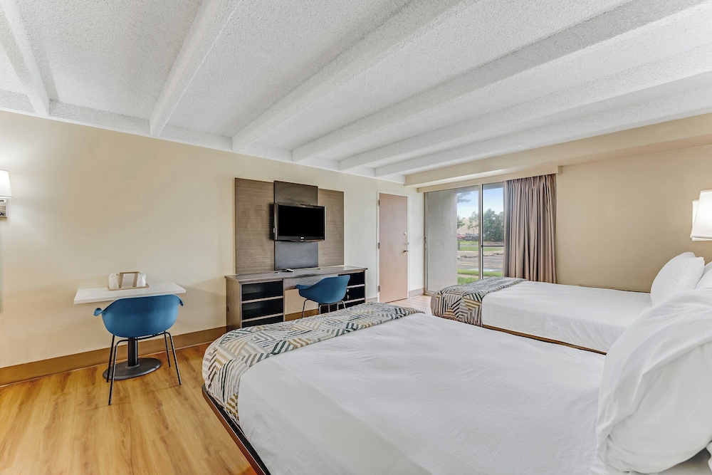 Standard Room, 2 Double Beds, Smoking - Photo 2