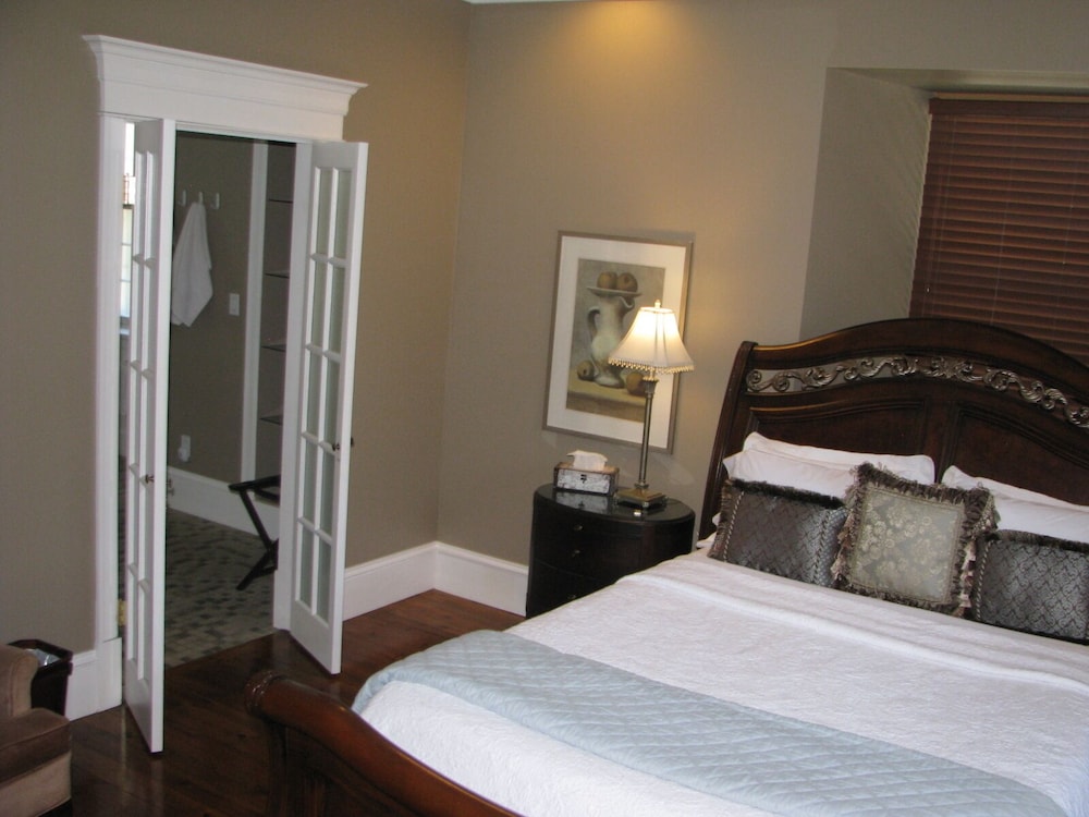 Premium Suite, 1 Queen Bed, Private Bathroom