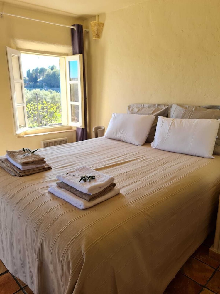 Elite Double Room, Private Bathroom, Pool View (Chambre Mourvèdre )