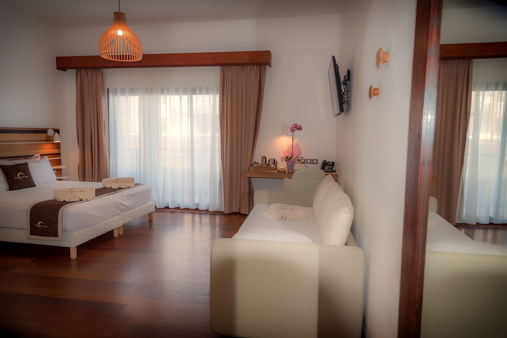 Luxury Triple Room, Pool View photo 1