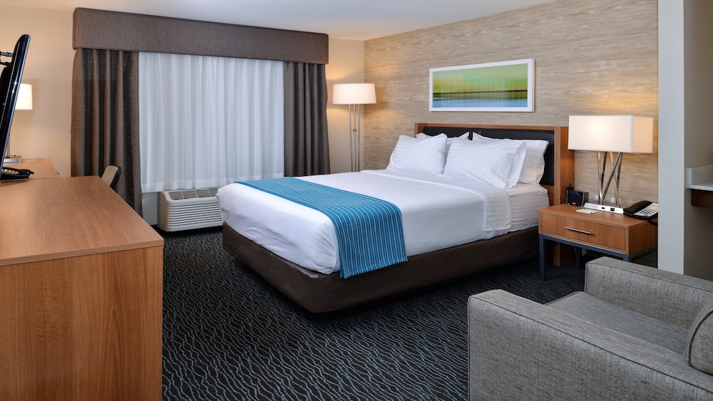 Standard Room, 1 King Bed (Walk-In Shower) photo 3