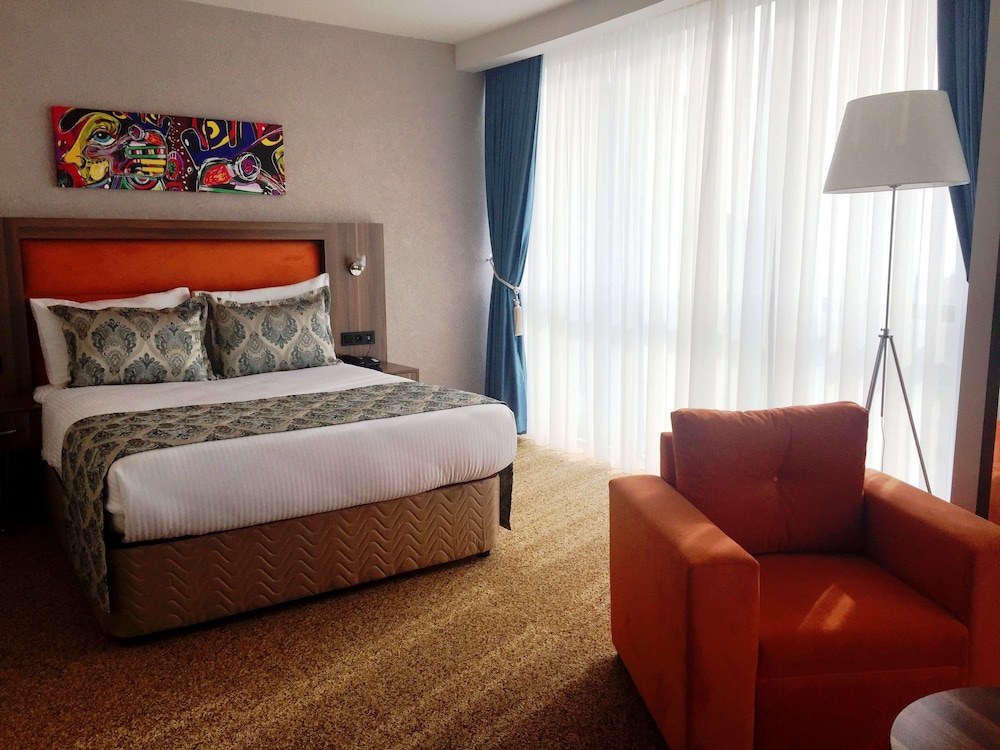 Standard Room, 1 Queen Bed, City View
