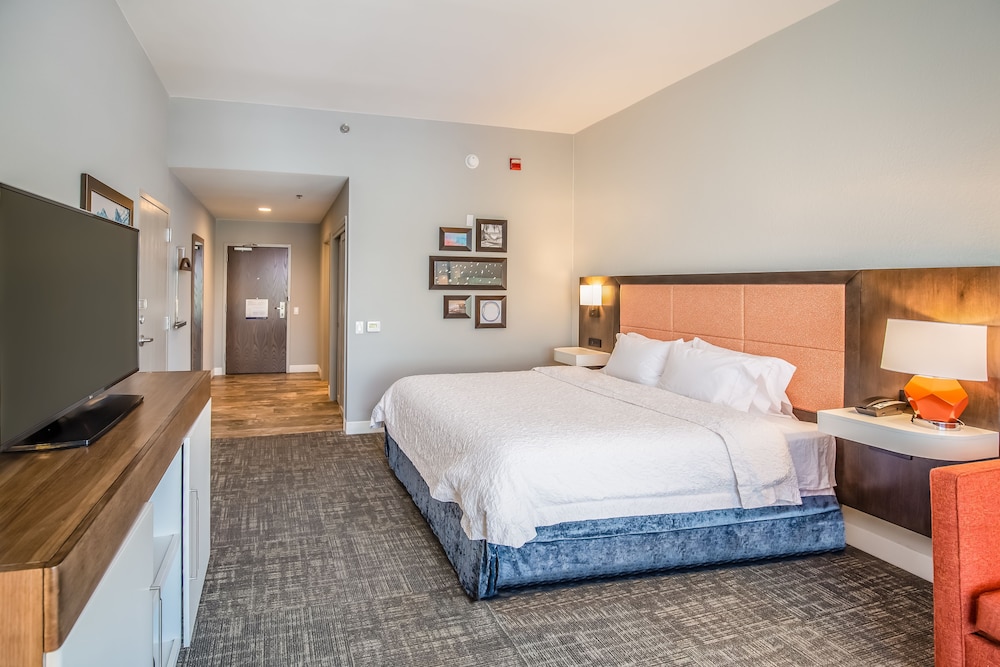 One King Bed, Gulf View, 1st Floor, No Patio, Non-Smoking - Photo 3