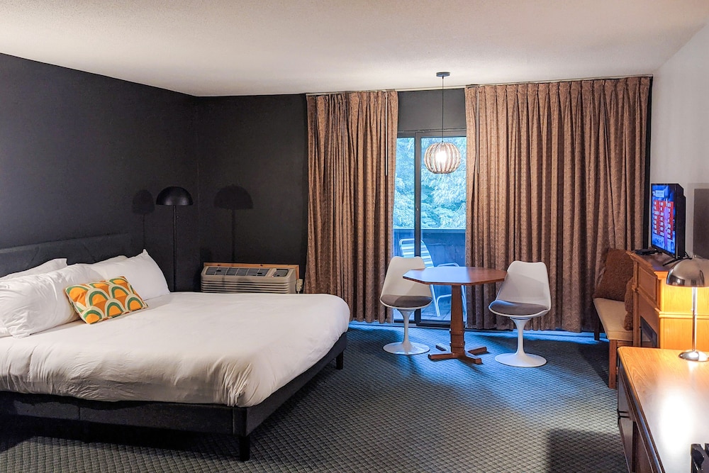 Deluxe Room, 1 King Bed, Courtyard View
