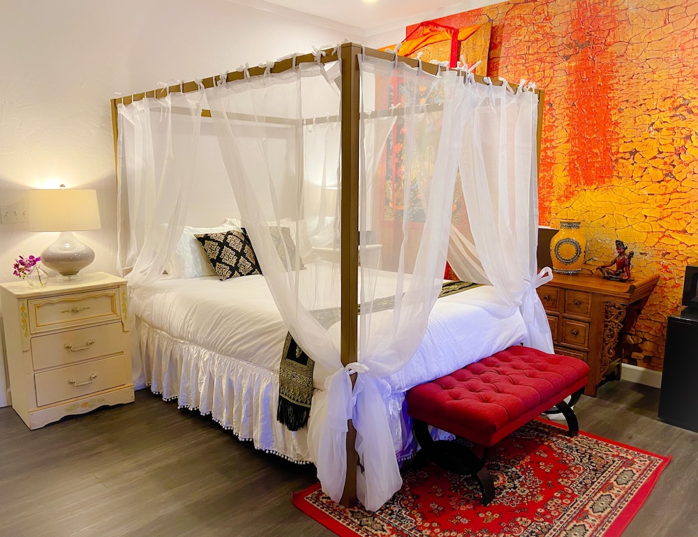 Signature Room, Refrigerator & Microwave, Mountainside