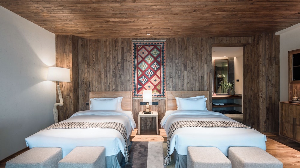 Superior Twin Room, Mountain View photo 3