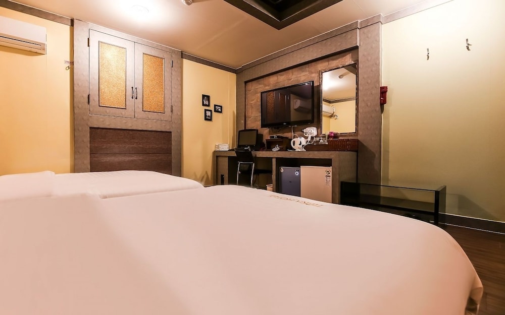 Twin Room - Photo 4