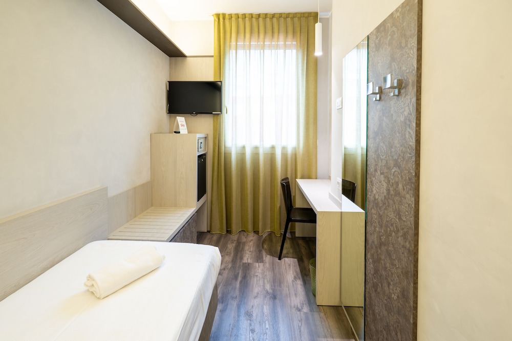 Deluxe Single Room thumbnail 5